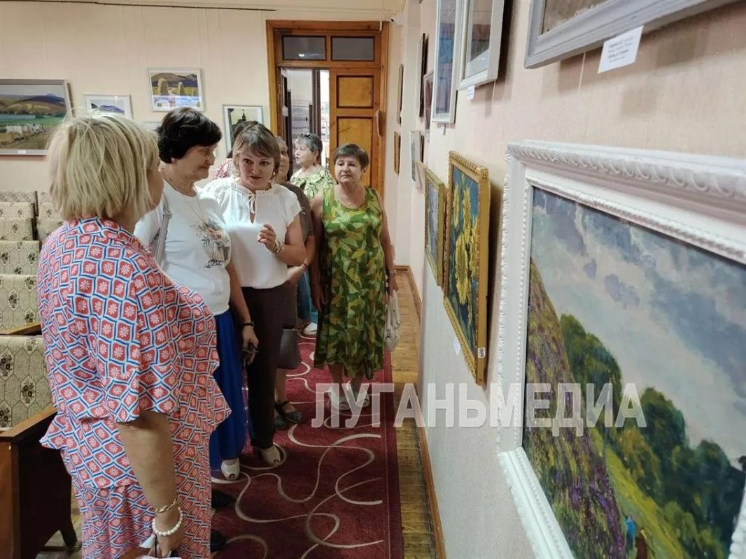В стахановском музее открылась выставка художника Александра Смирнова В стахановском музее открылась выставка художника Александра Смирнова