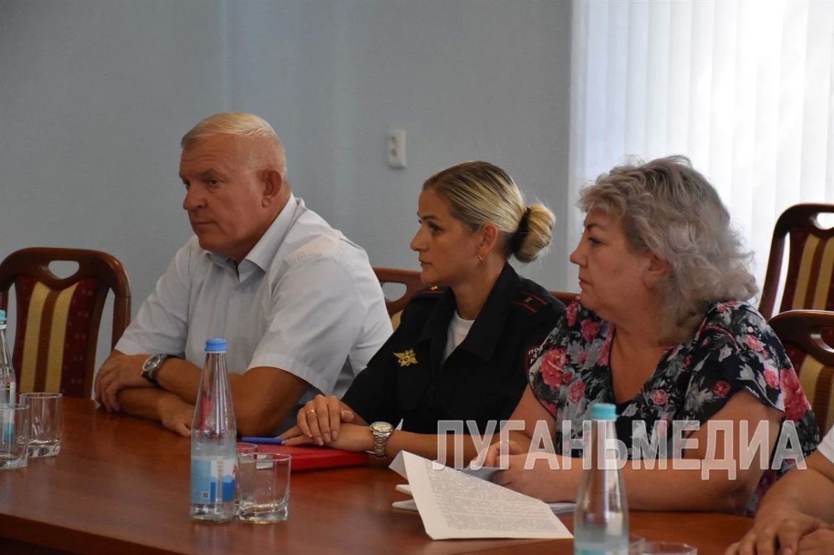 В Краснодоне прием граждан провел депутат Народного Совета ЛНР Иван Санаев В Краснодоне прием граждан провел депутат Народного Совета ЛНР Иван Санаев