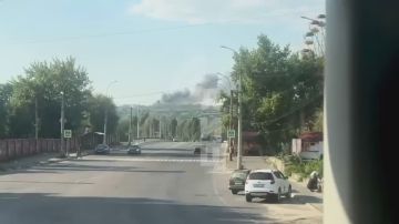 Срочно. После взрывов над Каменнобродским районом Луганска виден столб дыма
