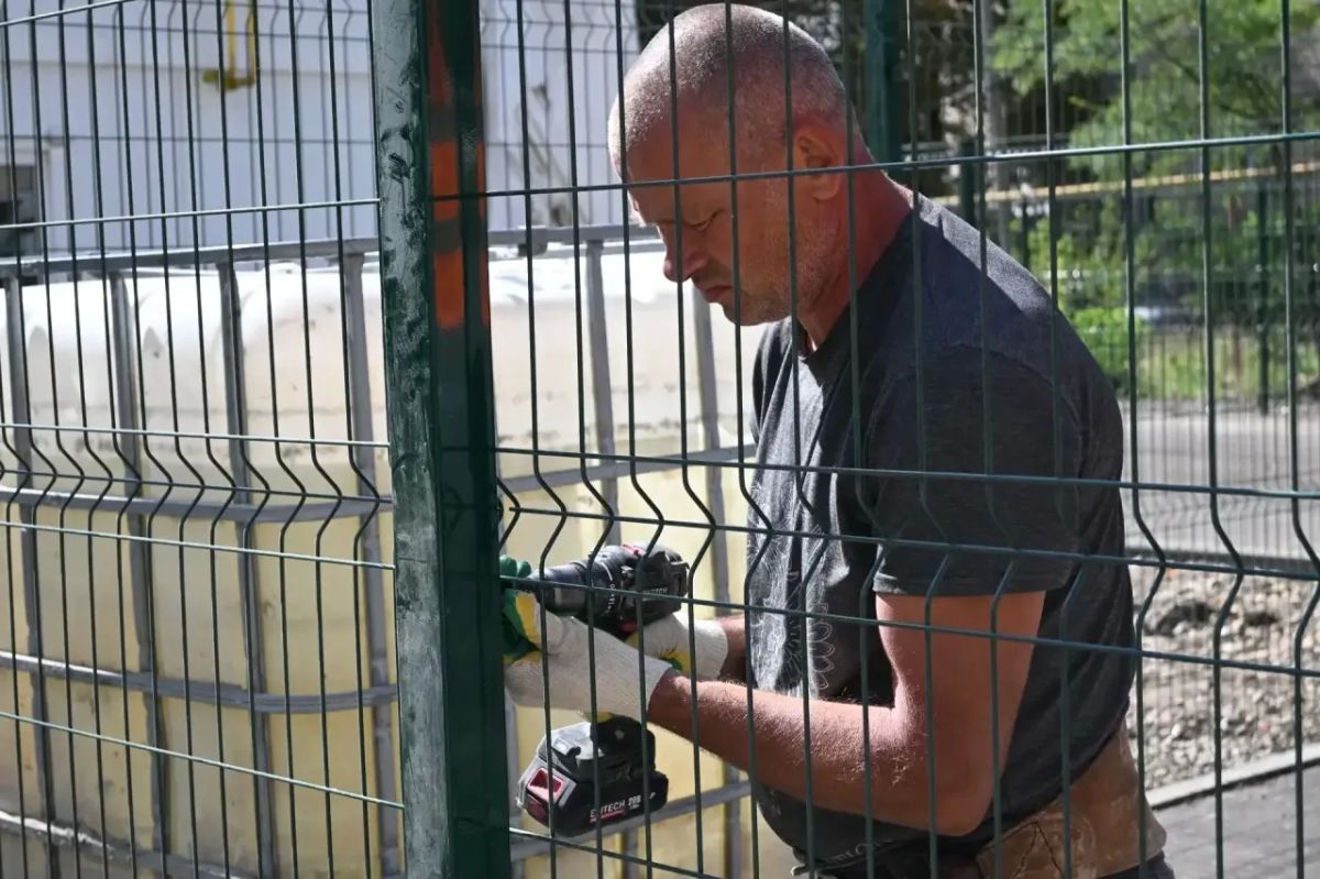 Продолжаются работы во внутреннем дворе за зданием Краснодонского ЗАГСа Продолжаются работы во внутреннем дворе за зданием Краснодонского ЗАГСа