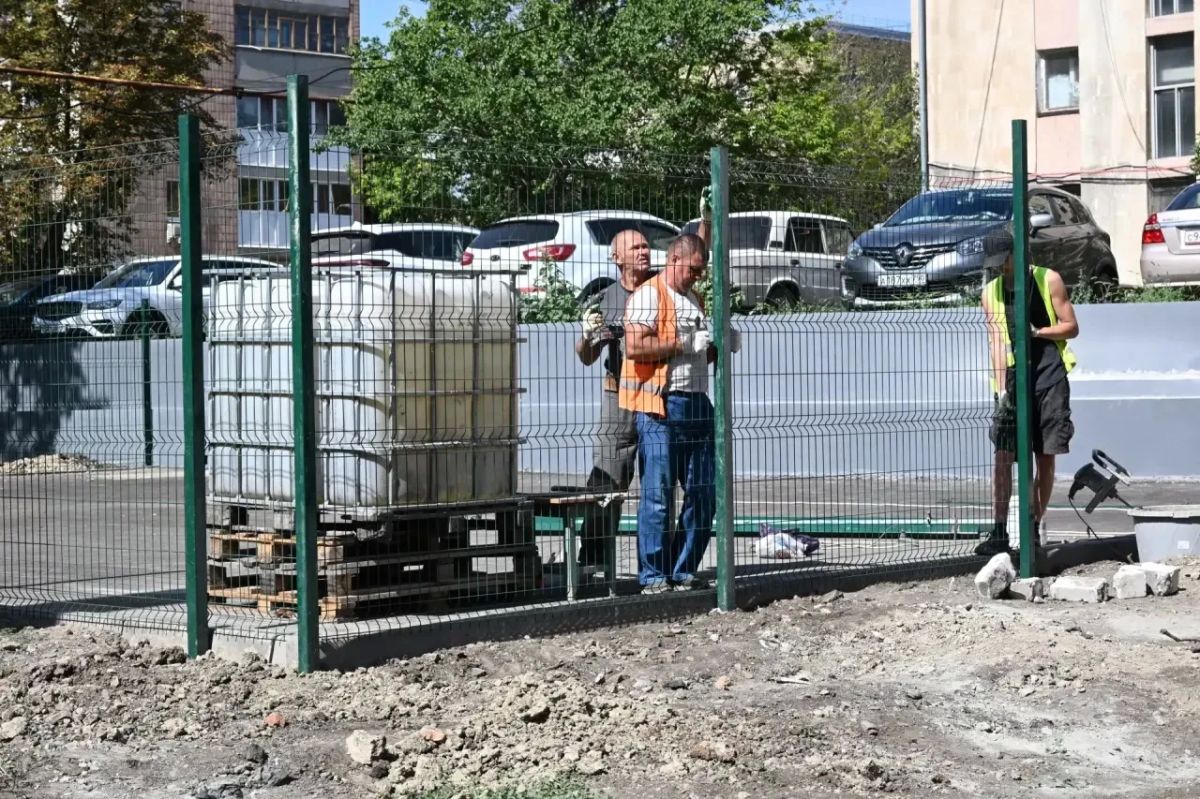 Продолжаются работы во внутреннем дворе за зданием Краснодонского ЗАГСа Продолжаются работы во внутреннем дворе за зданием Краснодонского ЗАГСа