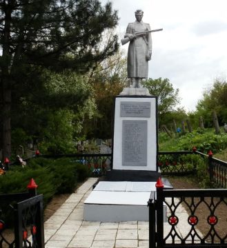 Чтобы помнили: В поселке Софиевка, недалеко от кладбища, находится Братская могила советских воинов, павших в боях и скончавшихся от ран в годы Великой Отечественной войны