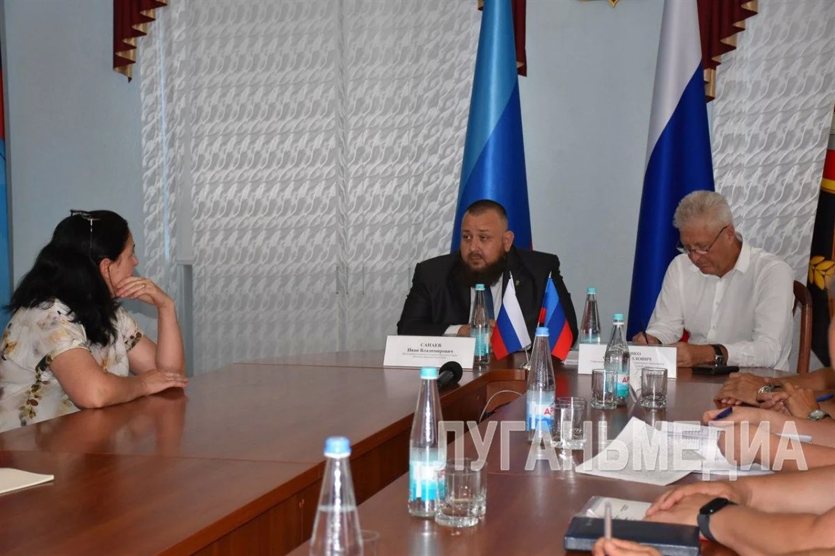 В Краснодоне прием граждан провел депутат Народного Совета ЛНР Иван Санаев В Краснодоне прием граждан провел депутат Народного Совета ЛНР Иван Санаев
