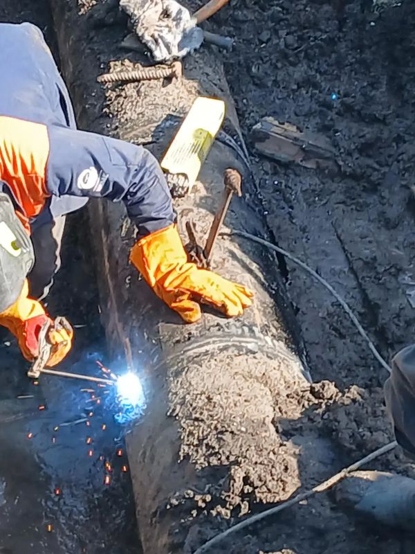 Сотрудники коммунального предприятия МУП «Водоканал города Лисичанска» с помощью специализированной техники устраняют порывы на очередных аварийных участках водопровода Сотрудники коммунального предприятия МУП «Водоканал города Лисичанска» с помощью специализированной техники устраняют порывы на очередных аварийных участках водопровода