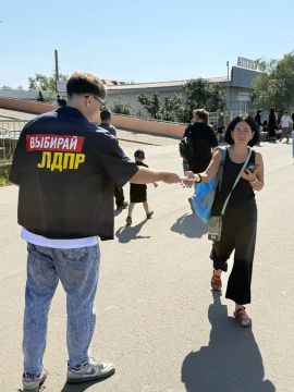 ЛДПР рядом с людьми. Актив Луганского регионального отделения ЛДПР совместно с Молодёжной организацией Луганского РО ЛДПР продолжает проводить встречи с жителями города