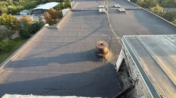 В Красном Луче ремонтируют кровли двух многоэтажек
