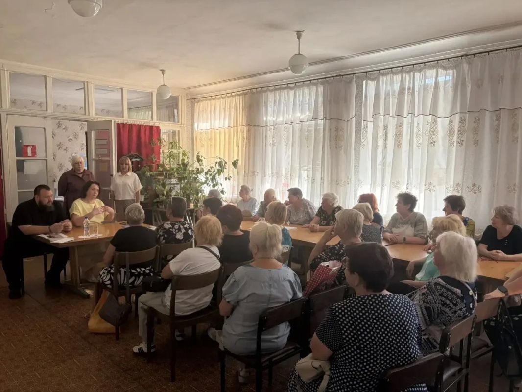 Иван Санаев: Вместе с министром труда и социальной политики ЛНР Еленой Макаренко посетили несколько социальных учреждений Красного Луча