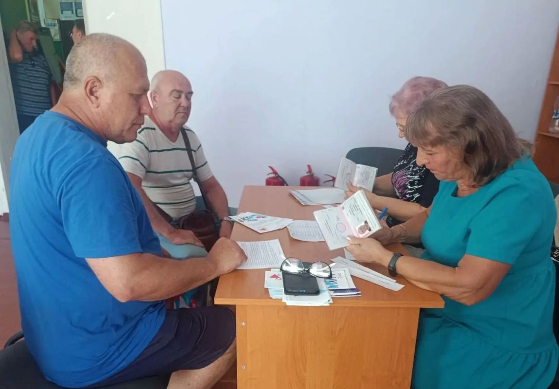 В рамках работы выездного мобильного офиса специалистами филиала № 13 ГКУ ЛНР «РЦСЗН» был осуществлен плановый выездной прием в пгт В рамках работы выездного мобильного офиса специалистами филиала № 13 ГКУ ЛНР «РЦСЗН» был осуществлен плановый выездной прием в пгт
