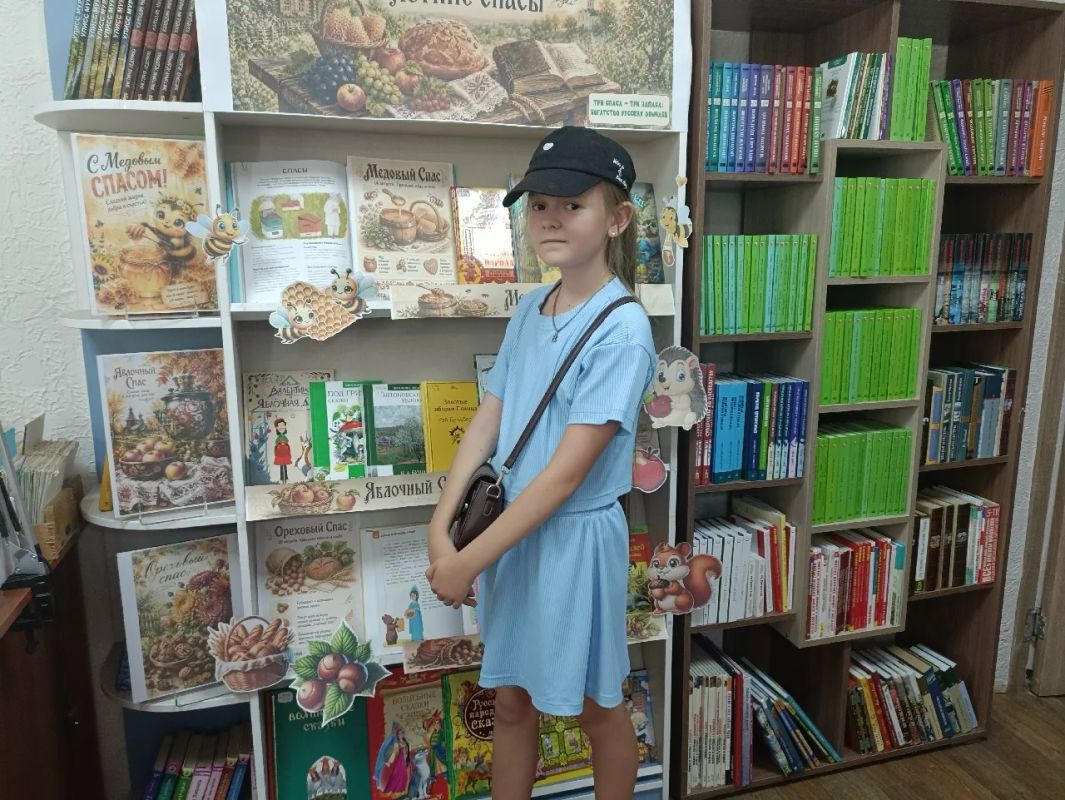 В Лутугинской детской библиотеке прошла беседа о трёх Спасах В Лутугинской детской библиотеке прошла беседа о трёх Спасах