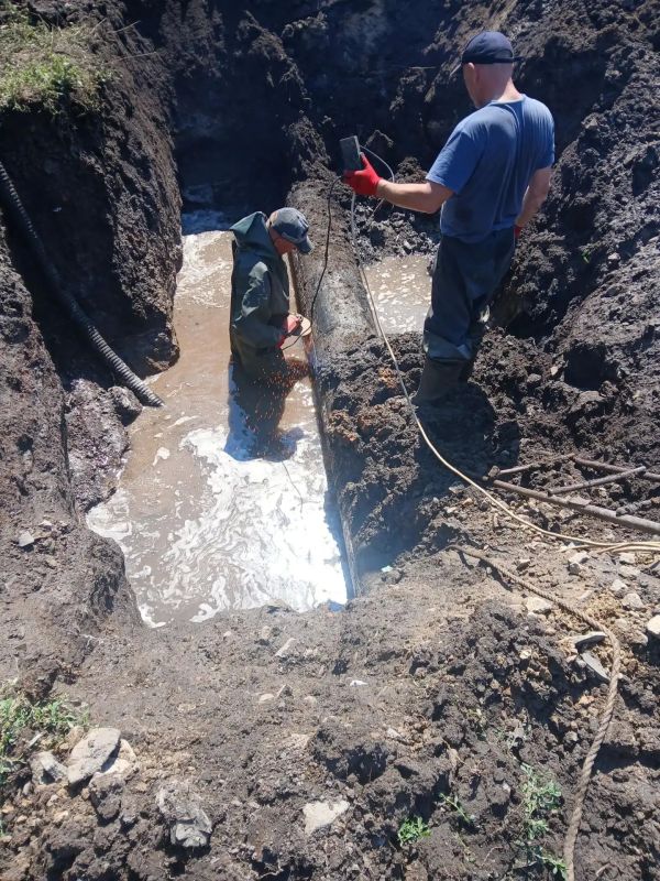Сотрудники коммунального предприятия МУП «Водоканал города Лисичанска» с помощью специализированной техники устраняют порывы на очередных аварийных участках водопровода Сотрудники коммунального предприятия МУП «Водоканал города Лисичанска» с помощью специализированной техники устраняют порывы на очередных аварийных участках водопровода