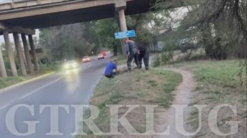 В Луганске спасли собачку, упавшую в колодец Вчера на 3-м километре прохожие заметили животное в глубоком колодце и тут же вызвали спасателей