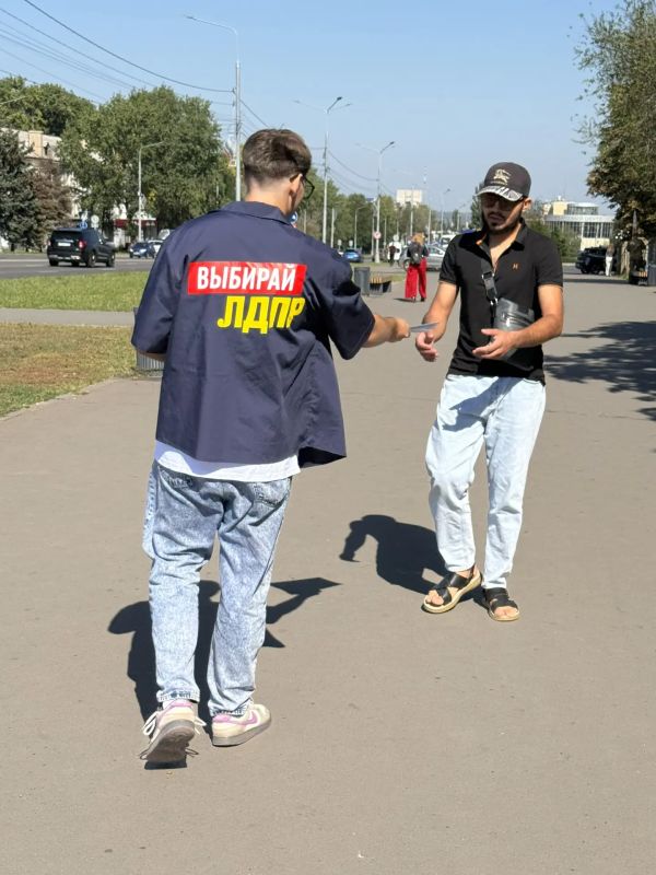 ЛДПР рядом с людьми. Актив Луганского регионального отделения ЛДПР совместно с Молодёжной организацией Луганского РО ЛДПР продолжает проводить встречи с жителями города ЛДПР рядом с людьми. Актив Луганского регионального отделения ЛДПР совместно с Молодёжной организацией Луганского РО ЛДПР продолжает проводить встречи с жителями города