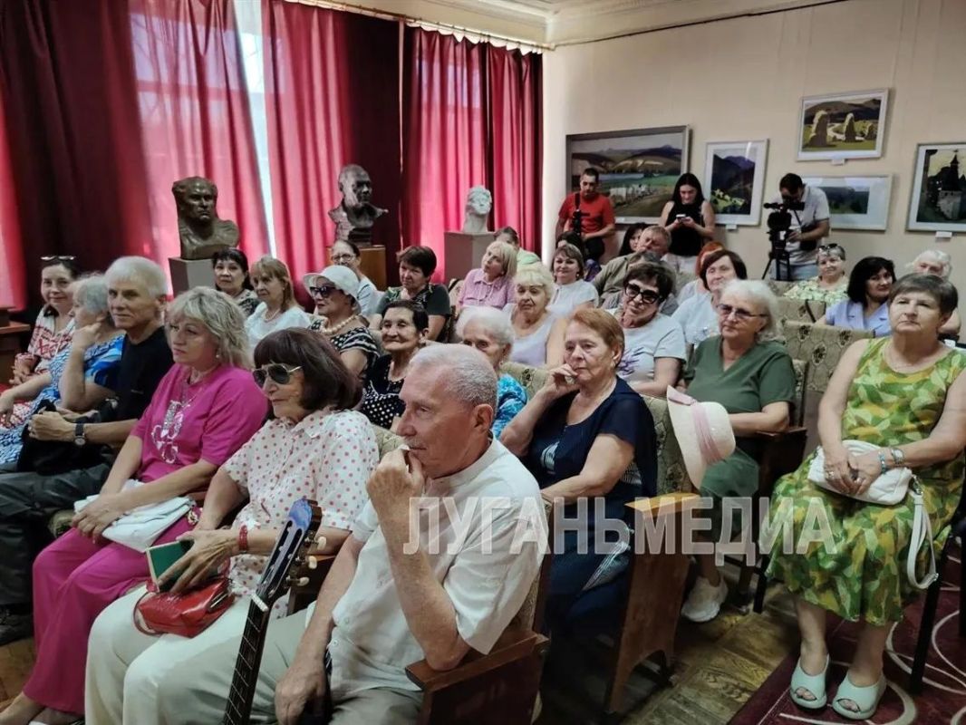 В стахановском музее открылась выставка художника Александра Смирнова В стахановском музее открылась выставка художника Александра Смирнова