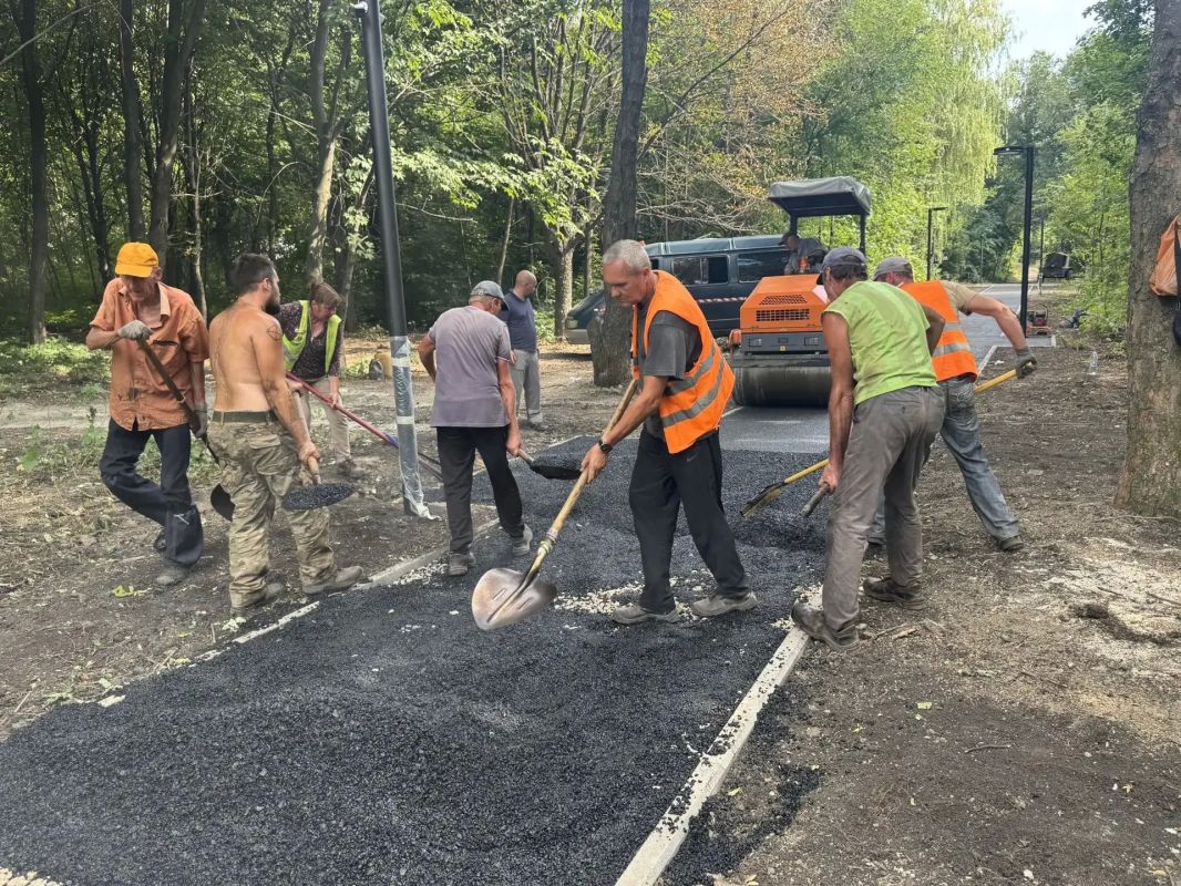 Продолжаем комплексное благоустройство территории у памятного знака ликвидаторам аварии на Чернобыльской АЭС Продолжаем комплексное благоустройство территории у памятного знака ликвидаторам аварии на Чернобыльской АЭС