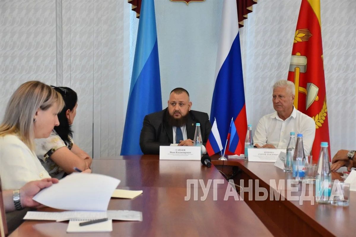 В Краснодоне прием граждан провел депутат Народного Совета ЛНР Иван Санаев