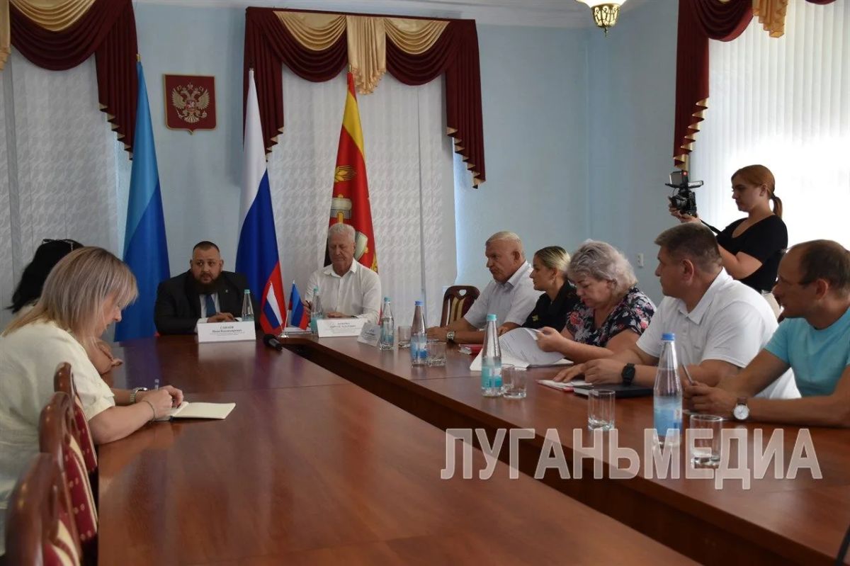 В Краснодоне прием граждан провел депутат Народного Совета ЛНР Иван Санаев В Краснодоне прием граждан провел депутат Народного Совета ЛНР Иван Санаев