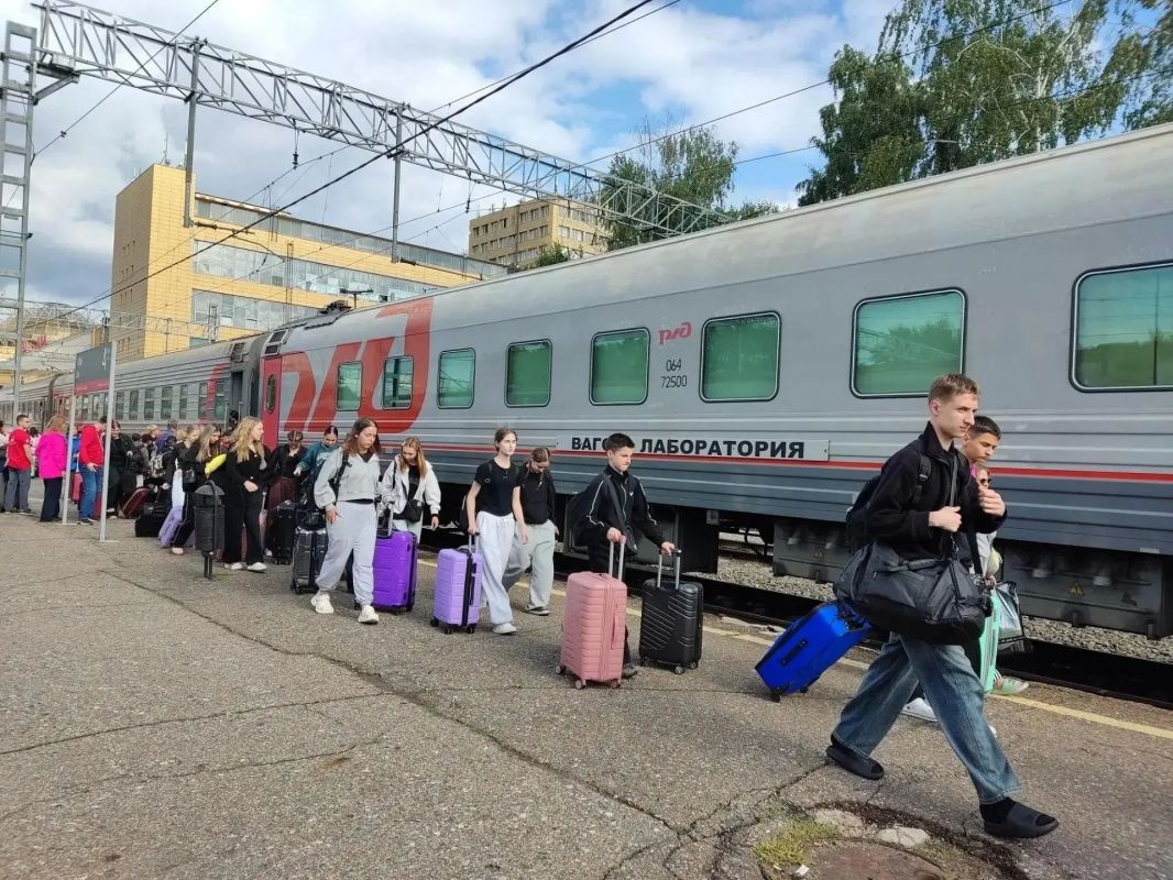 Школьники из ЛНР приехали в Уфу на «Университетскую смену» Школьники из ЛНР приехали в Уфу на «Университетскую смену»
