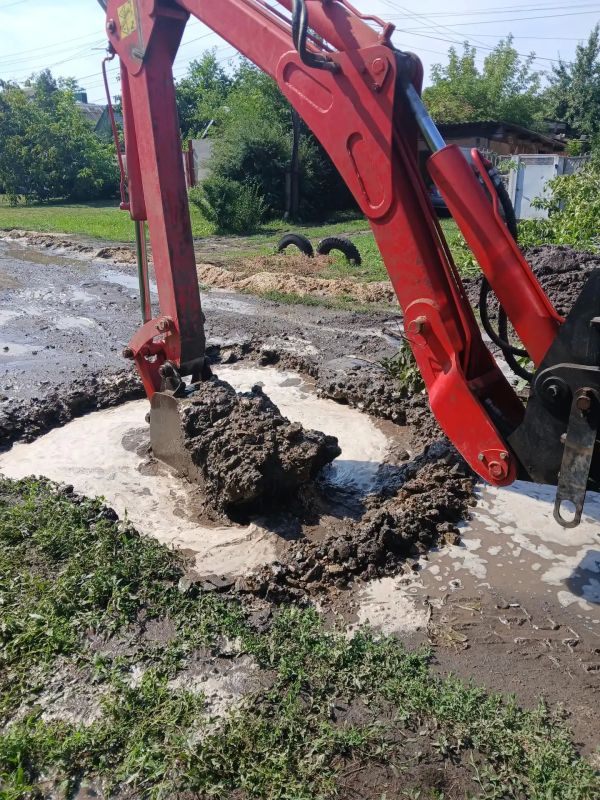 Сотрудники коммунального предприятия МУП «Водоканал города Лисичанска» с помощью специализированной техники устраняют порывы на очередных аварийных участках водопровода Сотрудники коммунального предприятия МУП «Водоканал города Лисичанска» с помощью специализированной техники устраняют порывы на очередных аварийных участках водопровода