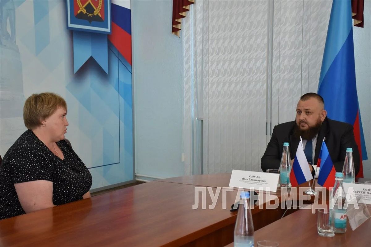 В Краснодоне прием граждан провел депутат Народного Совета ЛНР Иван Санаев В Краснодоне прием граждан провел депутат Народного Совета ЛНР Иван Санаев