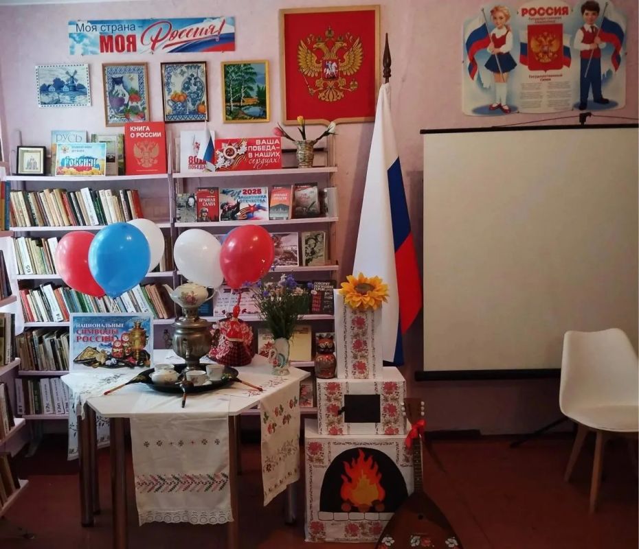 ИСТОРИЧЕСКИЙ ЭКСКУРС «ТРИКОЛОР: СИМВОЛЫ ЭПОХИ» ИСТОРИЧЕСКИЙ ЭКСКУРС «ТРИКОЛОР: СИМВОЛЫ ЭПОХИ»