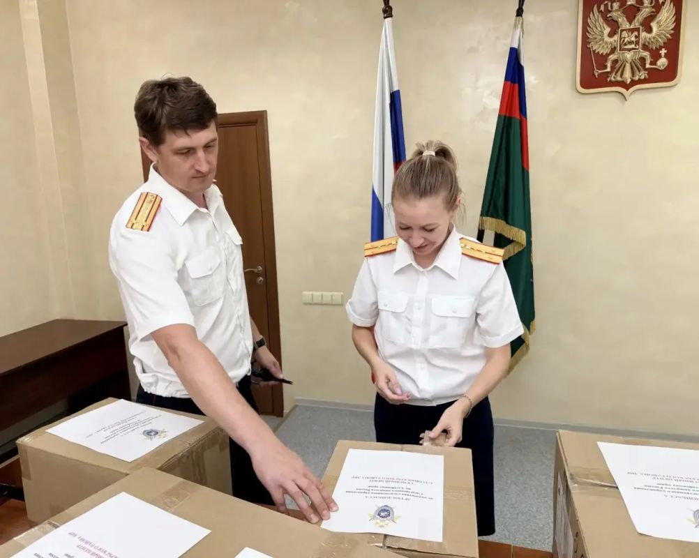 Сотрудники СУ СК России по Алтайскому краю собрали гуманитарную помощь для воспитанников подшефного учреждения, расположенного в Луганской Народной Республике Сотрудники СУ СК России по Алтайскому краю собрали гуманитарную помощь для воспитанников подшефного учреждения, расположенного в Луганской Народной Республике