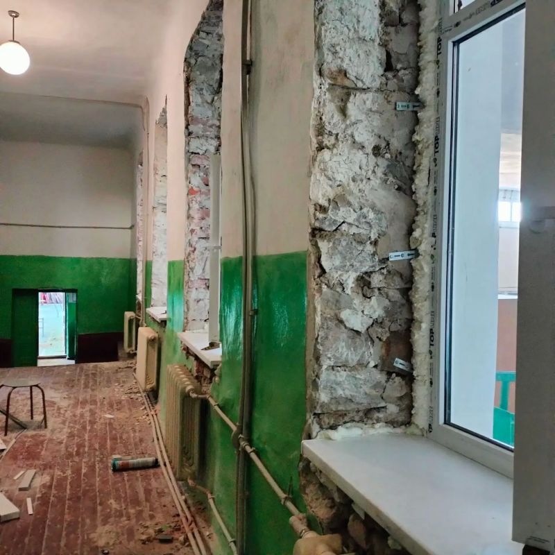 В Ясеновской гимназии им. Ю.В. Стеценко ремонтные работы подходят к завершению В Ясеновской гимназии им. Ю.В. Стеценко ремонтные работы подходят к завершению