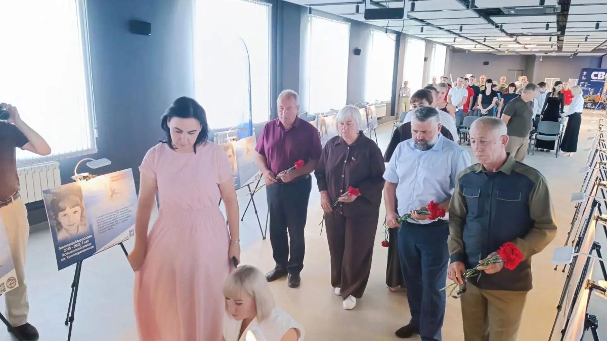 В столичном Доме молодёжи состоялось открытие народной выставки «Аллея ангелов», посвящённой детям, погибшим от рук украинских националистов В столичном Доме молодёжи состоялось открытие народной выставки «Аллея ангелов», посвящённой детям, погибшим от рук украинских националистов