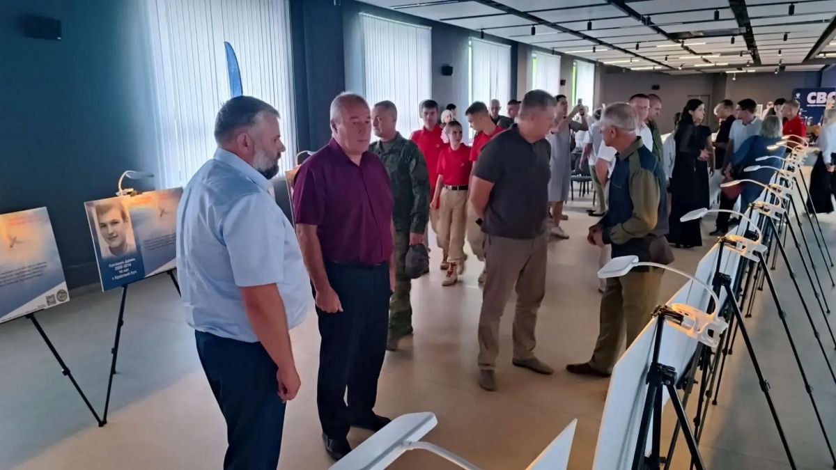 В столичном Доме молодёжи состоялось открытие народной выставки «Аллея ангелов», посвящённой детям, погибшим от рук украинских националистов В столичном Доме молодёжи состоялось открытие народной выставки «Аллея ангелов», посвящённой детям, погибшим от рук украинских националистов
