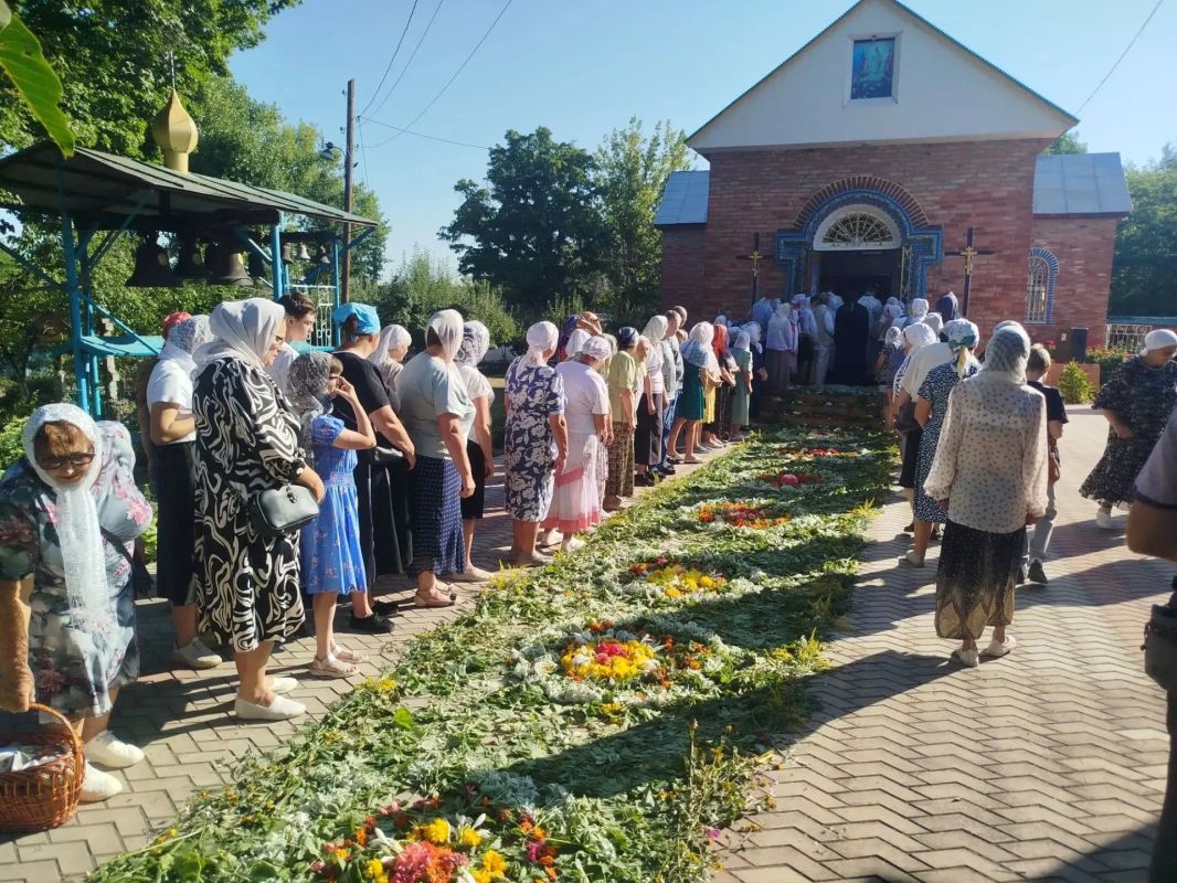 19 августа в день праздника Преображения Господня, в одноименном православном храме города Петровское состоялось праздничное богослужение