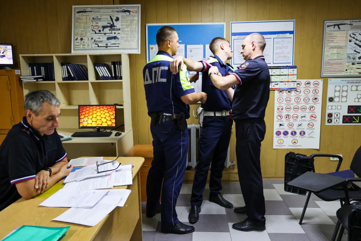 В МВД проверили готовность полицейских к заступлению на службу В МВД проверили готовность полицейских к заступлению на службу
