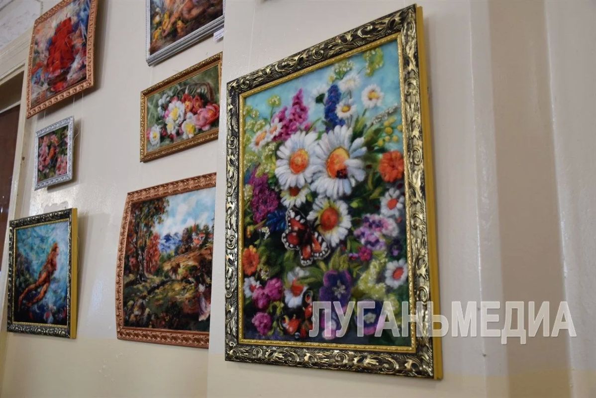 В Кировском Дворце культуры открылась персональная выставка местной рукодельницы Валентины Смирновой «Пушистое настроение» В Кировском Дворце культуры открылась персональная выставка местной рукодельницы Валентины Смирновой «Пушистое настроение»
