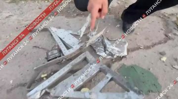 Кадры последствий обстрела боевиками ВФУ здания автосервиса в Луганске