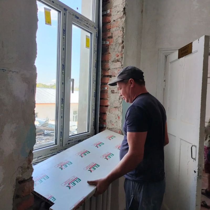 В Ясеновской гимназии им. Ю.В. Стеценко ремонтные работы подходят к завершению В Ясеновской гимназии им. Ю.В. Стеценко ремонтные работы подходят к завершению