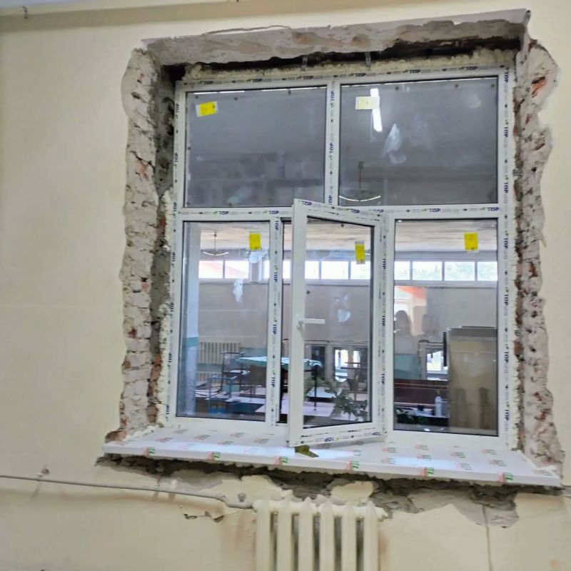В Ясеновской гимназии им. Ю.В. Стеценко ремонтные работы подходят к завершению В Ясеновской гимназии им. Ю.В. Стеценко ремонтные работы подходят к завершению