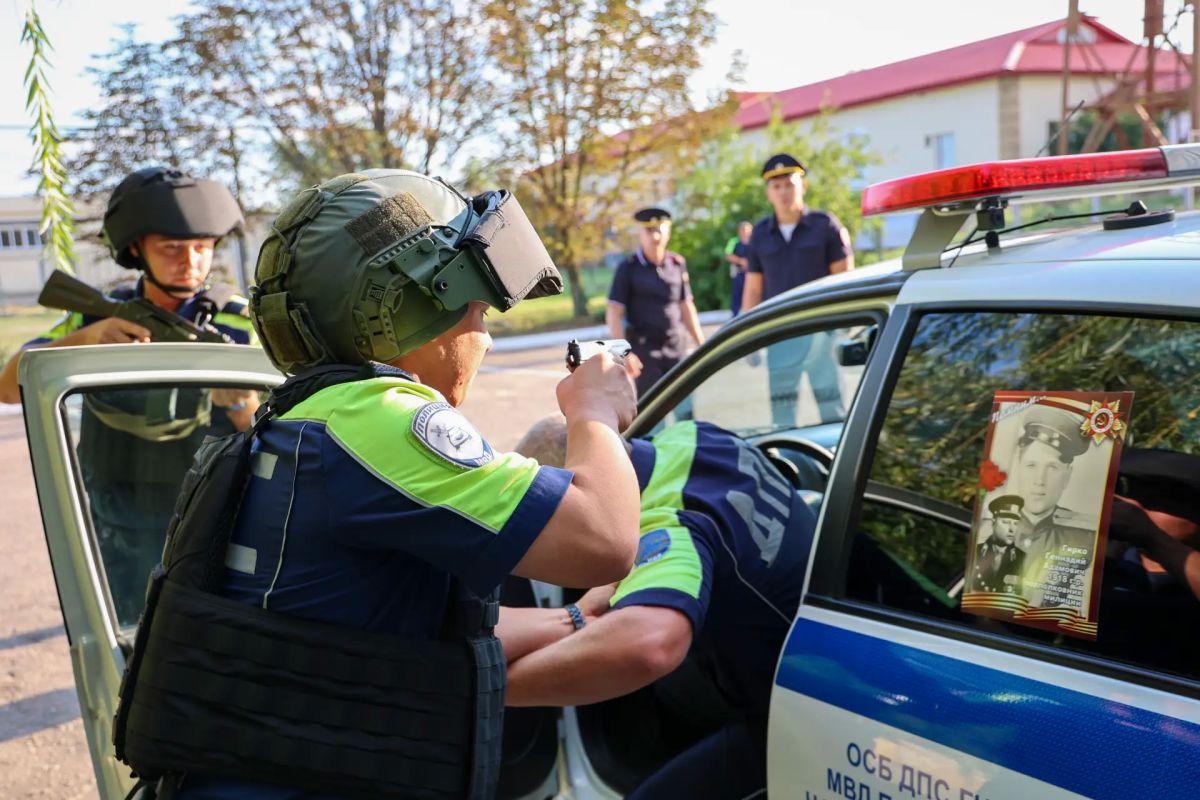 В МВД проверили готовность полицейских к заступлению на службу В МВД проверили готовность полицейских к заступлению на службу