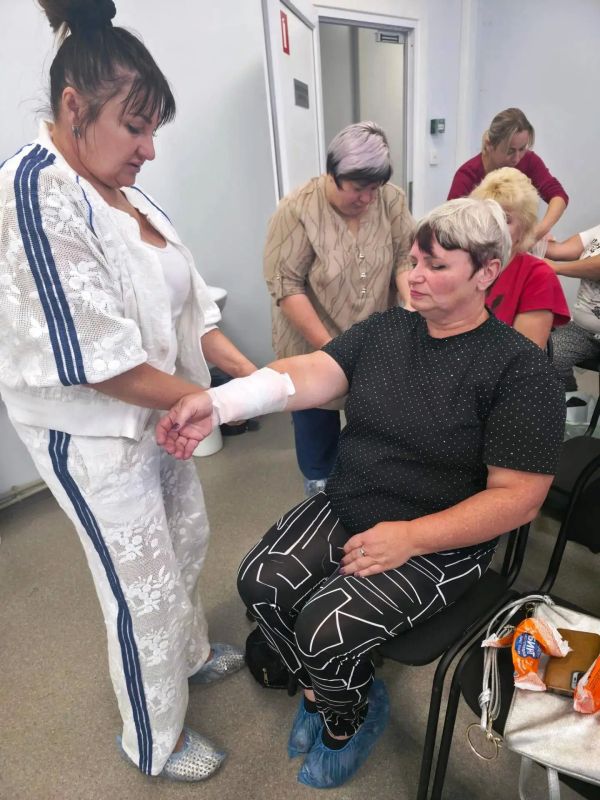 Сотрудники «Ровеньковского домаинтерната для людей с особыми потребностями» продолжают обучение первой помощи