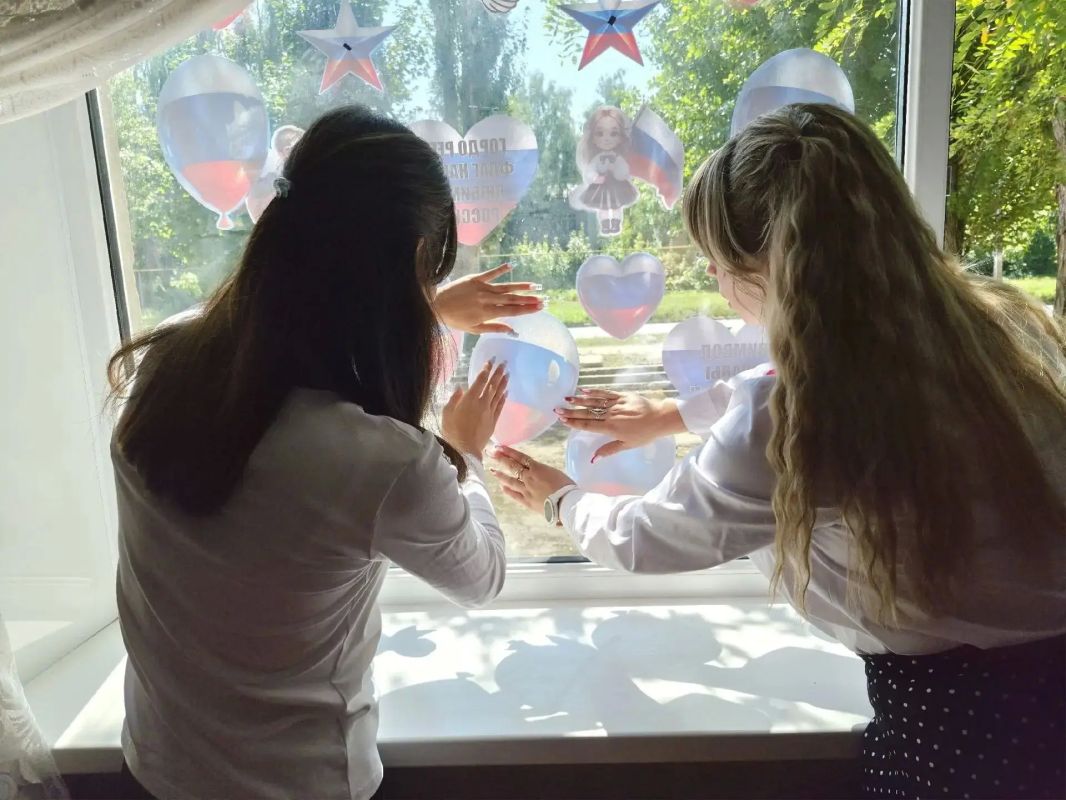 В преддверии Дня Государственного флага Российской Федерации в Краснолучской школе №20 прошла патриотическая акция! В преддверии Дня Государственного флага Российской Федерации в Краснолучской школе №20 прошла патриотическая акция!