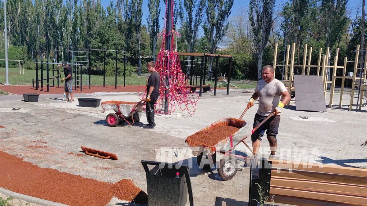 Благоустройство сквера на улице Щетинина в Брянке близится к завершению Благоустройство сквера на улице Щетинина в Брянке близится к завершению