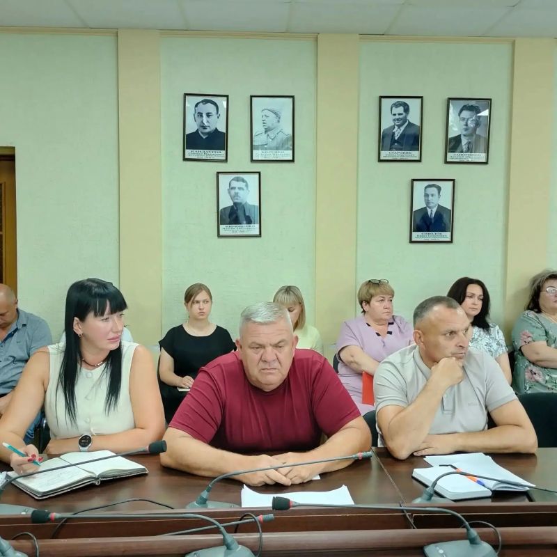 В Администрации городского округа город Ровеньки состоялось совещание с руководителями учреждений и организаций В Администрации городского округа город Ровеньки состоялось совещание с руководителями учреждений и организаций