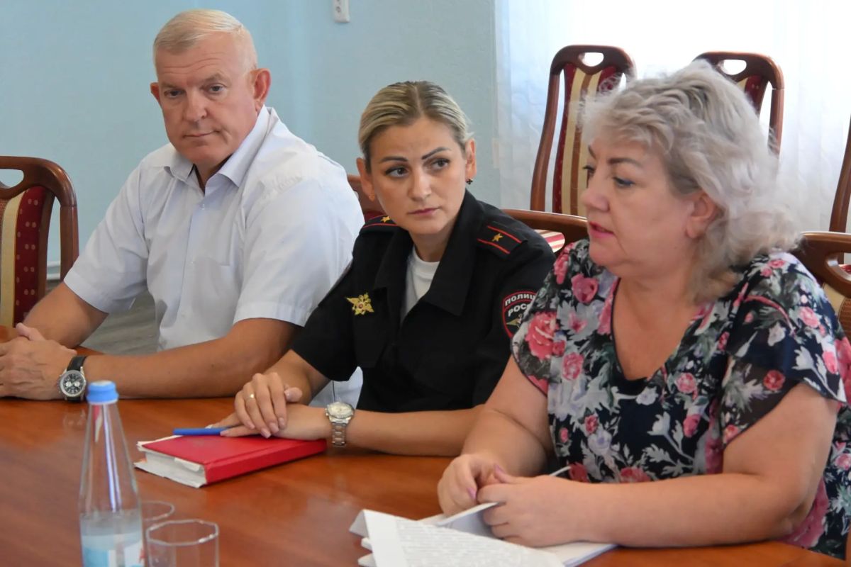 Иван Санаев: Совместно с главой Краснодонского муниципального округа Козенко Сергеем Павловичем провели личный приём жителей Иван Санаев: Совместно с главой Краснодонского муниципального округа Козенко Сергеем Павловичем провели личный приём жителей