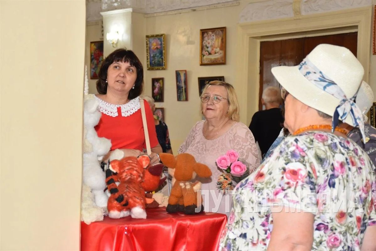 В Кировском Дворце культуры открылась персональная выставка местной рукодельницы Валентины Смирновой «Пушистое настроение» В Кировском Дворце культуры открылась персональная выставка местной рукодельницы Валентины Смирновой «Пушистое настроение»