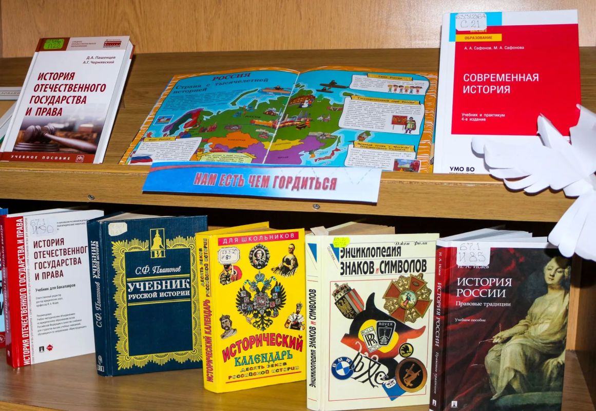 Книжно-иллюстративная выставка-вернисаж открылась в молодежной библиотеке Книжно-иллюстративная выставка-вернисаж открылась в молодежной библиотеке