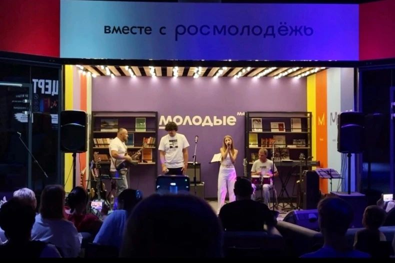 Молодежный центр «Свердловск» стал площадкой для проведения традиционного музыкального квартирника, объединившего талантливых исполнителей из разных городов нашего региона