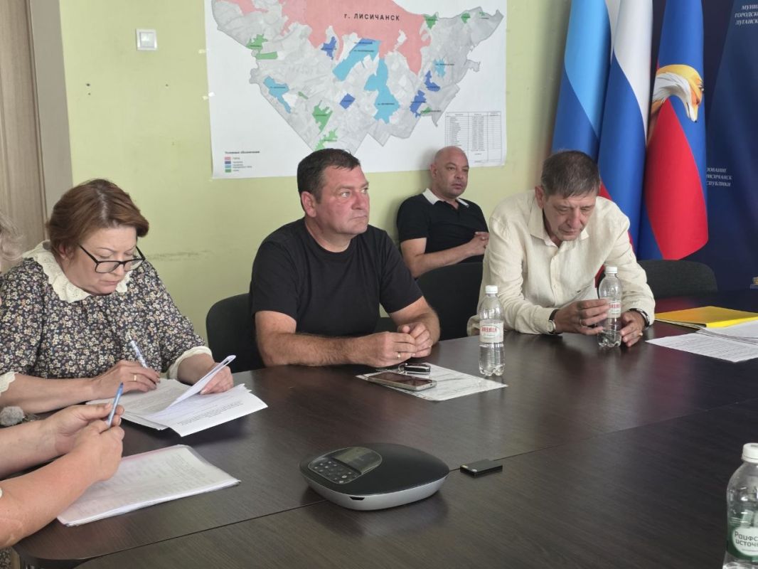 Состоялось совместное заседание постоянных комиссий Совета городского округа город Лисичанск: комиссии по социально-экономическому развитию и вопросам ЖКХ и комиссии по правовой политике и связям с общественностью Состоялось совместное заседание постоянных комиссий Совета городского округа город Лисичанск: комиссии по социально-экономическому развитию и вопросам ЖКХ и комиссии по правовой политике и связям с общественностью