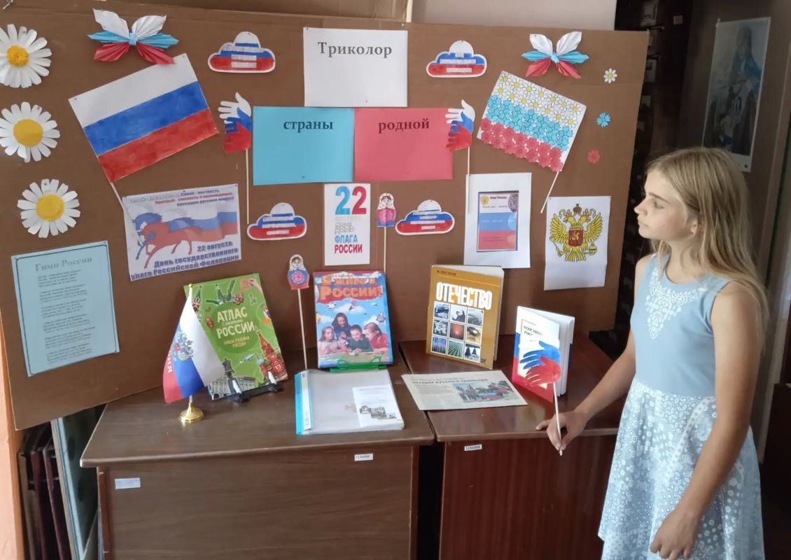 Ко Дню Государственного флага Российской Федерации в библиотеке оформлена книжная выставка «Триколор страны родной», посвященная одному из главных символов нашей страны Ко Дню Государственного флага Российской Федерации в библиотеке оформлена книжная выставка «Триколор страны родной», посвященная одному из главных символов нашей страны
