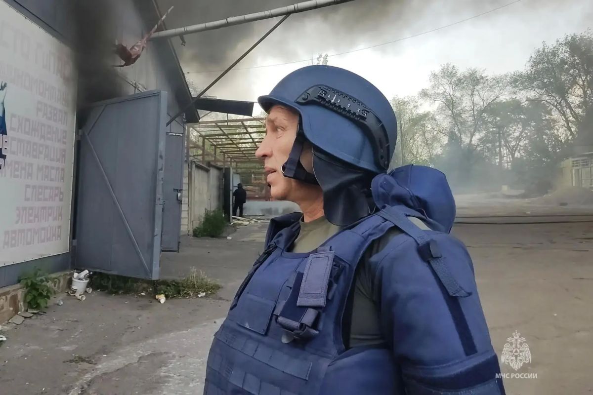 Более 5 часов боролись с огнём спасатели в Луганске после атаки ВФУ Более 5 часов боролись с огнём спасатели в Луганске после атаки ВФУ
