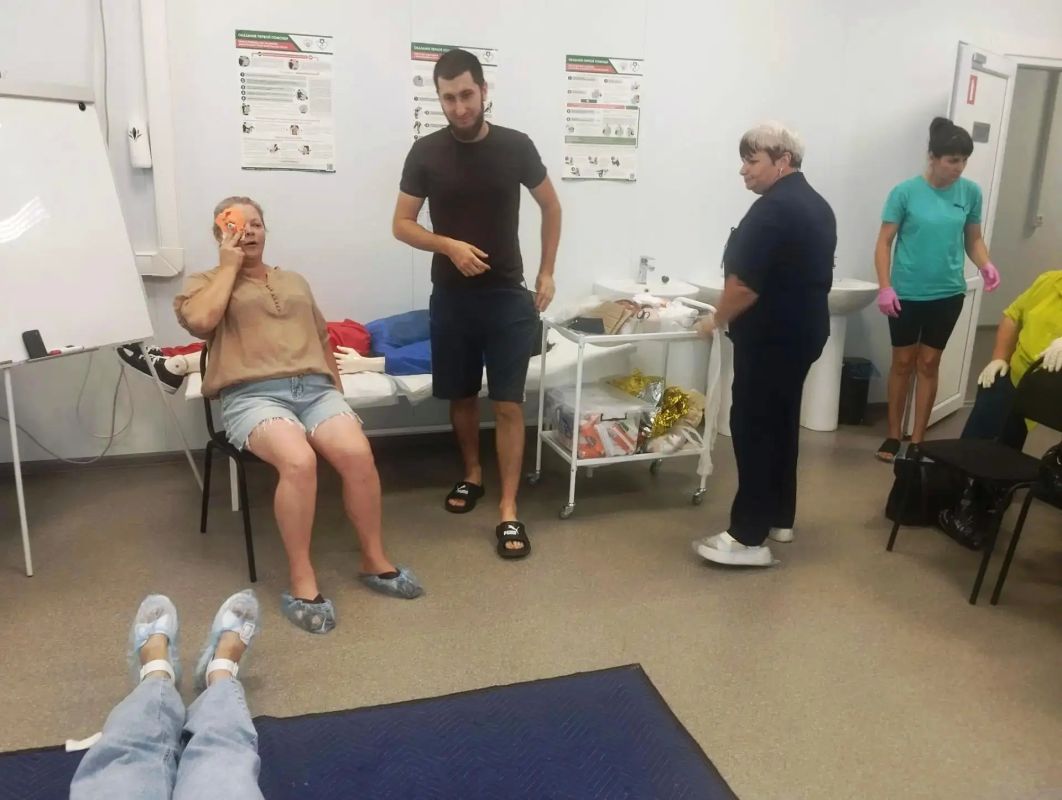 Сотрудники «Ровеньковского домаинтерната для людей с особыми потребностями» продолжают обучение первой помощи Сотрудники «Ровеньковского домаинтерната для людей с особыми потребностями» продолжают обучение первой помощи