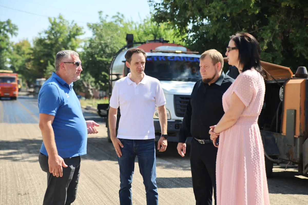 В Луганске идет ремонт участка дороги по улице Красноармейской В Луганске идет ремонт участка дороги по улице Красноармейской