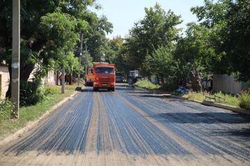 В Луганске ремонтируют участок дороги по улице Красноармейской