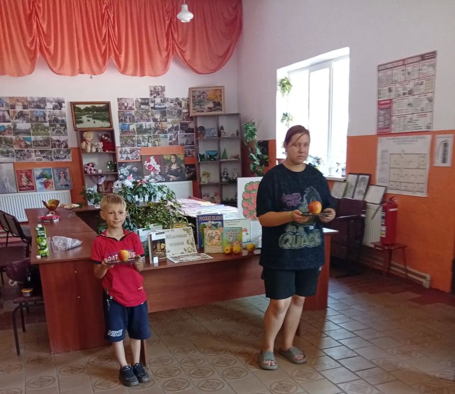 В Бугаевском Доме культуры прошёл час досуга «Яблочная карусель» В Бугаевском Доме культуры прошёл час досуга «Яблочная карусель»